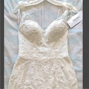 Brand New never worn wedding dress size 2